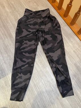 Old Navy Women's Black & Gray Camo Jogger Track Pants